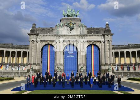 (Fronte L-R) primo ministro del Canada Justin Trudeau, presidente bulgaro Rosen Plevneliev, presidente dell'Albania Ilir Meta, presidente della Lituania Dalia Grybauskaite, primo ministro belga Charles Michel, segretario generale della NATO Jens Stoltenberg, presidente degli Stati Uniti Donald Trump, primo ministro del Regno Unito Theresa May, presidente della Turchia Recep Tayyip Erdogan, Spagna primo Ministro Pedro Sanchez, Presidente della Repubblica Ceca Milos Zeman, (medio L-R) Presidente della Croazia Kolinda Grabar-Kitarovic, Danimarca primo Ministro Lars Lokke Rasmussen, primo Ministro dell'Estonia Juri Ratas, Presidente della Francia Emmanu Foto Stock