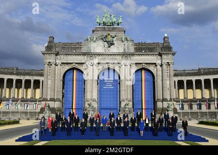 (Fronte L-R) primo ministro del Canada Justin Trudeau, presidente bulgaro Rosen Plevneliev, presidente dell'Albania Ilir Meta, presidente della Lituania Dalia Grybauskaite, primo ministro belga Charles Michel, segretario generale della NATO Jens Stoltenberg, presidente degli Stati Uniti Donald Trump, primo ministro del Regno Unito Theresa May, presidente della Turchia Recep Tayyip Erdogan, Spagna primo Ministro Pedro Sanchez, Presidente della Repubblica Ceca Milos Zeman, (medio L-R) Presidente della Croazia Kolinda Grabar-Kitarovic, Danimarca primo Ministro Lars Lokke Rasmussen, primo Ministro dell'Estonia Juri Ratas, Presidente della Francia Emmanu Foto Stock