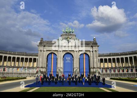 (Fronte L-R) primo ministro del Canada Justin Trudeau, presidente bulgaro Rosen Plevneliev, presidente dell'Albania Ilir Meta, presidente della Lituania Dalia Grybauskaite, primo ministro belga Charles Michel, segretario generale della NATO Jens Stoltenberg, presidente degli Stati Uniti Donald Trump, primo ministro del Regno Unito Theresa May, presidente della Turchia Recep Tayyip Erdogan, Spagna primo Ministro Pedro Sanchez, Presidente della Repubblica Ceca Milos Zeman, (medio L-R) Presidente della Croazia Kolinda Grabar-Kitarovic, Danimarca primo Ministro Lars Lokke Rasmussen, primo Ministro dell'Estonia Juri Ratas, Presidente della Francia Emmanu Foto Stock