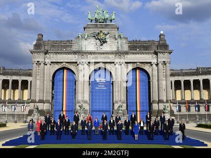 (Fronte L-R) primo ministro del Canada Justin Trudeau, presidente bulgaro Rosen Plevneliev, presidente dell'Albania Ilir Meta, presidente della Lituania Dalia Grybauskaite, primo ministro belga Charles Michel, segretario generale della NATO Jens Stoltenberg, presidente degli Stati Uniti Donald Trump, primo ministro del Regno Unito Theresa May, presidente della Turchia Recep Tayyip Erdogan, Spagna primo Ministro Pedro Sanchez, Presidente della Repubblica Ceca Milos Zeman, (medio L-R) Presidente della Croazia Kolinda Grabar-Kitarovic, Danimarca primo Ministro Lars Lokke Rasmussen, primo Ministro dell'Estonia Juri Ratas, Presidente della Francia Emmanue Foto Stock