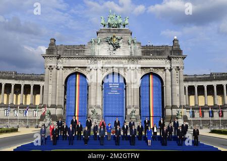 (Fronte L-R) primo ministro del Canada Justin Trudeau, presidente bulgaro Rosen Plevneliev, presidente dell'Albania Ilir Meta, presidente della Lituania Dalia Grybauskaite, primo ministro belga Charles Michel, segretario generale della NATO Jens Stoltenberg, presidente degli Stati Uniti Donald Trump, primo ministro del Regno Unito Theresa May, presidente della Turchia Recep Tayyip Erdogan, Spagna primo Ministro Pedro Sanchez, Presidente della Repubblica Ceca Milos Zeman, (medio L-R) Presidente della Croazia Kolinda Grabar-Kitarovic, Danimarca primo Ministro Lars Lokke Rasmussen, primo Ministro dell'Estonia Juri Ratas, Presidente della Francia Emmanue Foto Stock