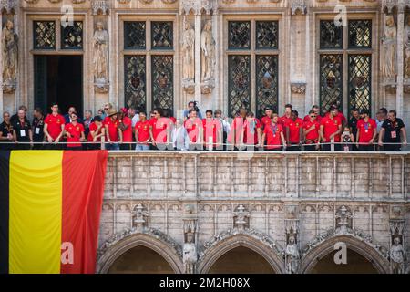 I giocatori festeggiano al Grand-Place - Grote Markt nel centro di Bruxelles, mentre la nazionale belga di calcio Red Devils viene a festeggiare con i tifosi sul balcone del municipio dopo aver raggiunto le semifinali e aver vinto la medaglia di bronzo alla Coppa del mondo di calcio 2018 in Russia, Domenica 15 luglio 2018. FOTO DI BELGA JAMES ARTHUR GEKIERE Foto Stock