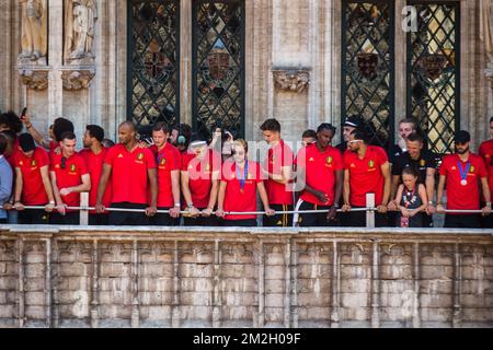 I giocatori festeggiano al Grand-Place - Grote Markt nel centro di Bruxelles, mentre la nazionale belga di calcio Red Devils viene a festeggiare con i tifosi sul balcone del municipio dopo aver raggiunto le semifinali e aver vinto la medaglia di bronzo alla Coppa del mondo di calcio 2018 in Russia, Domenica 15 luglio 2018. FOTO DI BELGA JAMES ARTHUR GEKIERE Foto Stock