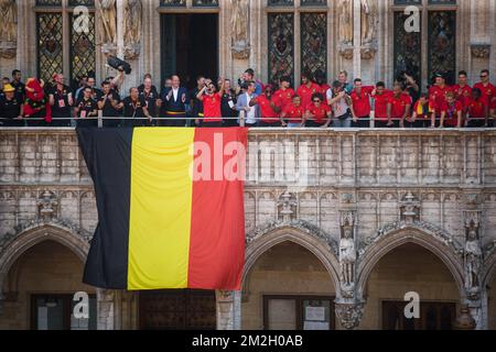 I giocatori festeggiano al Grand-Place - Grote Markt nel centro di Bruxelles, mentre la nazionale belga di calcio Red Devils viene a festeggiare con i tifosi sul balcone del municipio dopo aver raggiunto le semifinali e aver vinto la medaglia di bronzo alla Coppa del mondo di calcio 2018 in Russia, Domenica 15 luglio 2018. FOTO DI BELGA JAMES ARTHUR GEKIERE Foto Stock