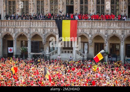 I giocatori festeggiano al Grand-Place - Grote Markt nel centro di Bruxelles, mentre la nazionale belga di calcio Red Devils viene a festeggiare con i tifosi sul balcone del municipio dopo aver raggiunto le semifinali e aver vinto la medaglia di bronzo alla Coppa del mondo di calcio 2018 in Russia, Domenica 15 luglio 2018. FOTO DI BELGA JAMES ARTHUR GEKIERE Foto Stock