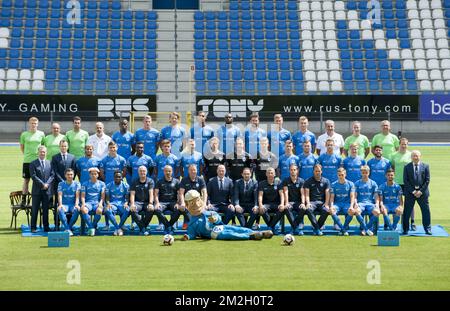 (Top L-R) fisioterapista di Genk Matthias Didden; soigneur di Genk Jacques Raymaekers; fisioterapista di Genk Jan Theunis; warehouseman di Genk Alain Vanderlinden; 10 Aly Mbwana Samatta di Genk; 06 Sebastien Dewaest di Genk; 25 04 Sander Berge; 93 Genk's Zink; 17 Genk's Zenes di Rubano; 23 02 Jakub Brabec di Genk; Escolastico Moreno di Genk; Erwin Kelchtermans di Genk; Jan Berx di Genk; (riga centrale L-R) Johan Jespers di Genk; Philip Thys di Genk; 07 Nikolaos Karelis di Genk; 18 Ruslan Malino di Genk Foto Stock