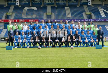 (Top L-R) fisioterapista di Genk Matthias Didden; soigneur di Genk Jacques Raymaekers; fisioterapista di Genk Jan Theunis; warehouseman di Genk Alain Vanderlinden; 10 Aly Mbwana Samatta di Genk; 06 Sebastien Dewaest di Genk; 25 04 Sander Berge; 93 Genk's Zink; 17 Genk's Zenes di Rubano; 23 02 Jakub Brabec di Genk; Escolastico Moreno di Genk; Erwin Kelchtermans di Genk; Jan Berx di Genk; (riga centrale L-R) Johan Jespers di Genk; Philip Thys di Genk; 07 Nikolaos Karelis di Genk; 18 Ruslan Malino di Genk Foto Stock