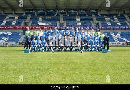 (Top L-R) fisioterapista di Genk Matthias Didden; soigneur di Genk Jacques Raymaekers; fisioterapista di Genk Jan Theunis; warehouseman di Genk Alain Vanderlinden; 10 Aly Mbwana Samatta di Genk; 06 Sebastien Dewaest di Genk; 25 04 Sander Berge; 93 Genk's Zink; 17 Genk's Zenes di Rubano; 23 02 Jakub Brabec di Genk; Escolastico Moreno di Genk; Erwin Kelchtermans di Genk; Jan Berx di Genk; (riga centrale L-R) Johan Jespers di Genk; Philip Thys di Genk; 07 Nikolaos Karelis di Genk; 18 Ruslan Malino di Genk Foto Stock