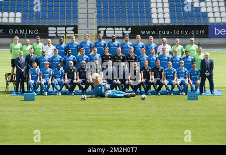 (Top L-R) fisioterapista di Genk Matthias Didden; soigneur di Genk Jacques Raymaekers; fisioterapista di Genk Jan Theunis; warehouseman di Genk Alain Vanderlinden; 10 Aly Mbwana Samatta di Genk; 06 Sebastien Dewaest di Genk; 25 04 Sander Berge; 93 Genk's Zink; 17 Genk's Zenes di Rubano; 23 02 Jakub Brabec di Genk; Escolastico Moreno di Genk; Erwin Kelchtermans di Genk; Jan Berx di Genk; (riga centrale L-R) Johan Jespers di Genk; Philip Thys di Genk; 07 Nikolaos Karelis di Genk; 18 Ruslan Malino di Genk Foto Stock