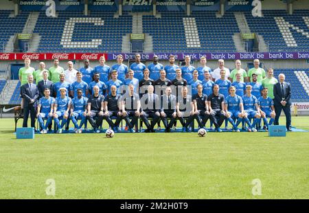 (Top L-R) fisioterapista di Genk Matthias Didden; soigneur di Genk Jacques Raymaekers; fisioterapista di Genk Jan Theunis; warehouseman di Genk Alain Vanderlinden; 10 Aly Mbwana Samatta di Genk; 06 Sebastien Dewaest di Genk; 25 04 Sander Berge; 93 Genk's Zink; 17 Genk's Zenes di Rubano; 23 02 Jakub Brabec di Genk; Escolastico Moreno di Genk; Erwin Kelchtermans di Genk; Jan Berx di Genk; (riga centrale L-R) Johan Jespers di Genk; Philip Thys di Genk; 07 Nikolaos Karelis di Genk; 18 Ruslan Malino di Genk Foto Stock