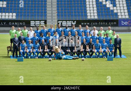 (Top L-R) fisioterapista di Genk Matthias Didden; soigneur di Genk Jacques Raymaekers; fisioterapista di Genk Jan Theunis; warehouseman di Genk Alain Vanderlinden; 10 Aly Mbwana Samatta di Genk; 06 Sebastien Dewaest di Genk; 25 04 Sander Berge; 93 Genk's Zink; 17 Genk's Zenes di Rubano; 23 02 Jakub Brabec di Genk; Escolastico Moreno di Genk; Erwin Kelchtermans di Genk; Jan Berx di Genk; (riga centrale L-R) Johan Jespers di Genk; Philip Thys di Genk; 07 Nikolaos Karelis di Genk; 18 Ruslan Malino di Genk Foto Stock