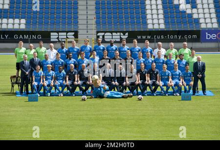 (Top L-R) fisioterapista di Genk Matthias Didden; soigneur di Genk Jacques Raymaekers; fisioterapista di Genk Jan Theunis; warehouseman di Genk Alain Vanderlinden; 10 Aly Mbwana Samatta di Genk; 06 Sebastien Dewaest di Genk; 25 04 Sander Berge; 93 Genk's Zink; 17 Genk's Zenes di Rubano; 23 02 Jakub Brabec di Genk; Escolastico Moreno di Genk; Erwin Kelchtermans di Genk; Jan Berx di Genk; (riga centrale L-R) Johan Jespers di Genk; Philip Thys di Genk; 07 Nikolaos Karelis di Genk; 18 Ruslan Malino di Genk Foto Stock