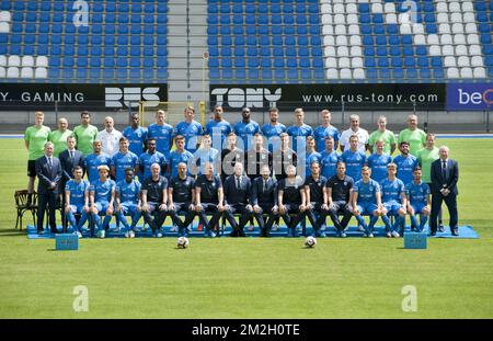 (Top L-R) fisioterapista di Genk Matthias Didden; soigneur di Genk Jacques Raymaekers; fisioterapista di Genk Jan Theunis; warehouseman di Genk Alain Vanderlinden; 10 Aly Mbwana Samatta di Genk; 06 Sebastien Dewaest di Genk; 25 04 Sander Berge; 93 Genk's Zink; 17 Genk's Zenes di Rubano; 23 02 Jakub Brabec di Genk; Escolastico Moreno di Genk; Erwin Kelchtermans di Genk; Jan Berx di Genk; (riga centrale L-R) Johan Jespers di Genk; Philip Thys di Genk; 07 Nikolaos Karelis di Genk; 18 Ruslan Malino di Genk Foto Stock