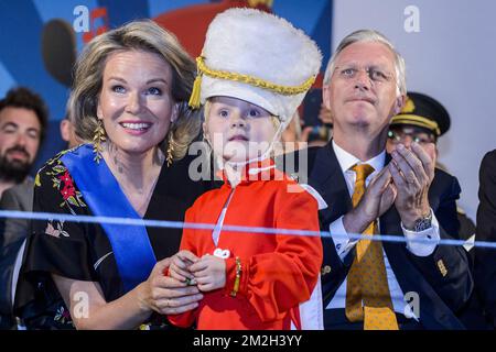 Le Plus Grand Bal populaire de Belgique sur la Place du jeu de balle dans les Marolles en presence de Sar Philippe et Mathilde | la più grande danza locale del Belgio nel Marolles la notte prima della giornata nazionale In presenza di HM il re Filippo e la sua maestà la regina Matilde del Belgio Vista sulla piazza principale - Place du jeu de balle 20/07/2018 Foto Stock