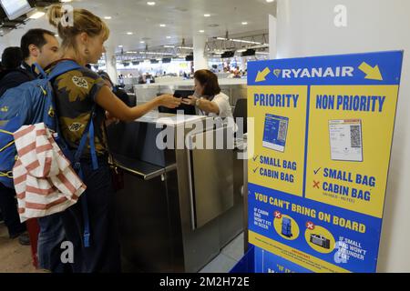 Foto della gente al banco di check-in Ryanair dell'aeroporto di Bruxelles a Zaventem, durante uno sciopero del personale di cabina della compagnia aerea irlandese a basso costo Ryanair, mercoledì 25 luglio 2018. Mercoledì e giovedì in sciopero sono in corso sindacati belgi, portoghesi, spagnoli e italiani che chiedono migliori diritti e il riconoscimento di un'Unione. FOTO DI BELGA ERIC LALMAND Foto Stock