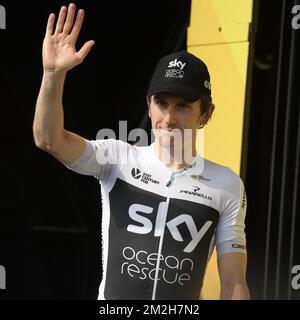 Il britannico Geraint Thomas del Team Sky festeggia sul podio dopo la 18th tappa della 105th edizione del Tour de France, 171km da Trie-sur-Baise a Pau, Francia, giovedì 26 luglio 2018. Il Tour de France di quest'anno si svolge dal 7th al 29th luglio. FOTO DI BELGA YORICK JANSENS Foto Stock