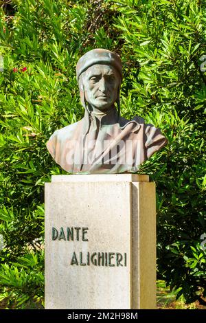 Busto di Dante Alighieri (1265 – 1321) poeta, scrittore e filosofo italiano - Trapani, Sicilia, Italia Foto Stock