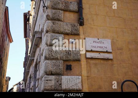 Tradizionale cartello stradale in marmo nella città di Siena Foto Stock