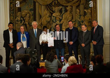 I membri del governo, tra cui i membri del congresso David Racero, Clara Lopez e Roy Barreras, posano per una foto con il presidente colombiano Gustavo Petro, Il Vice presidente Francia Marquez e i minatori delle finanze Jose Antonio Ocampo e il Ministro degli interni Alfonso Prada durante la sanzione presidenziale ufficiale della nuova riforma fiscale per l'uguaglianza e la giustizia sociale, a Bogotà, Colombia, 14 dicembre 2022. Foto: S. Barros/Long Visual Press Foto Stock