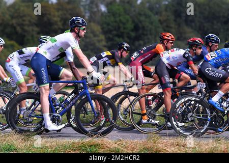 Nicholas NIC Dlamini del Team Dimension Data+Vital Concept Cycling Club e Fabio Aru italiano del Team Emirates degli Emirati Arabi Uniti, raffigurati in azione durante la quinta e ultima tappa del Tour De Wallonie, 187,5km da Huy a Waremme, mercoledì 01 agosto 2018. BELGA FOTO LUC CLAESSEN Foto Stock