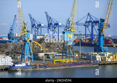 Gru portuali e cumulo di rottami metallici nel porto / porto di Aberdeen, Aberdeenshire, Scozia, UK | le port d'Aberdeen, Ecosse, Royaume-uni 19/06/2018 Foto Stock