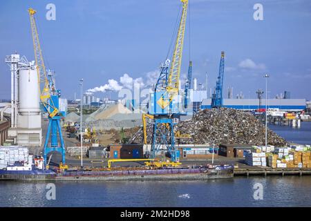 Gru portuali e cumulo di rottami metallici nel porto / porto di Aberdeen, Aberdeenshire, Scozia, UK | le port d'Aberdeen, Ecosse, Royaume-uni 19/06/2018 Foto Stock