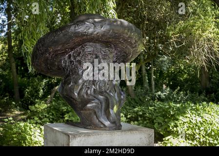 Bronze bust of Claude Monet, painter and founder of French Impressionist painting at Giverny, Eure department, Normandy, France | Buste du peintre Claude Monet à Giverny, Eure département, Normandie, France 01/07/2018 Stock Photo