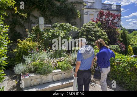 Turisti in visita alla tomba di famiglia del pittore impressionista Claude Monet al cimitero église Sainte-Radegonde, Giverny, Eure, Normandia, Francia | Tombe du peintre Claude Monet à Giverny, Eure département, Normandie, Francia 01/07/2018 Foto Stock