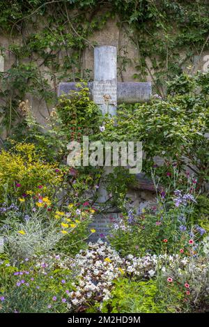 Tomba di famiglia di Suzanne Butler / Suzanne Hoschedé, modello preferito di Claude Monet al cimitero église Sainte-Radegonde, Giverny, Normandia, Francia | Tombe di Suzanne Butler / Suzanne Hoschedé, modèle favori de Claude Monet à Giverny, eure département, Normandie, Francia 01/07/2018 Foto Stock