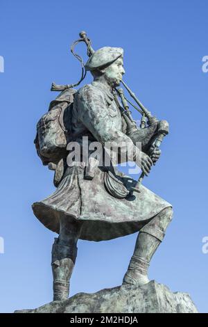 Statua di Bill Millin, piper personale di Lord Lovat Fraser i cui comandos sbarcarono sulla Sword Beach il D-Day, Colleville-Montgomery, Normandia, Francia | Statua de Bill Millin, joueur de cornemuse personel du Lord Lovat Fraser à Colleville-Montgomery, Normandie, Francia 02/07/2018 Foto Stock