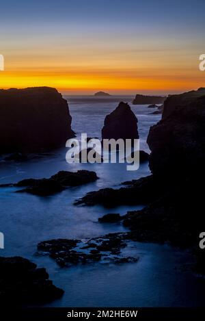 Cataste e scogliere al tramonto a Eshaness / Esha Ness, penisola a Northmavine sull'isola di Mainland, Shetland Islands, Scotland, UK | Falaises à Eshaness / Esha Ness, Northmavine, Mainland, Shetland, Ecosse 18/06/2018 Foto Stock