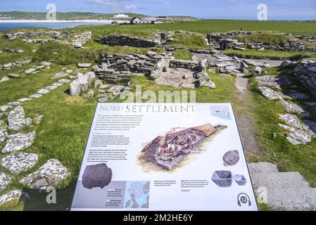 Scheda informativa e resti di insediamento nordico / Viking Longhouse a Jarlshof, sito archeologico a Sumburgh Head, Shetland Islands, Scotland, UK | Jarlshof, sito archéologique à Sumburgh Head, Shetland, Ecosse 13/06/2018 Foto Stock