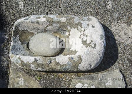 Stone quern at Jarlshof, archaeological site showing 2500 BC prehistoric and Norse settlements at Sumburgh Head, Shetland Islands, Scotland, UK | Jarlshof, site archéologique à Sumburgh Head, Shetland, Ecosse 13/06/2018 Stock Photo