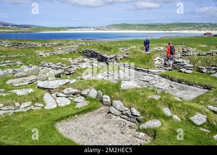 Turisti che visitano Jarlshof, sito archeologico che mostra 2500 insediamenti preistorici e norreno AC a Sumburgh Head, Shetland Islands, Scotland, UK | Jarlshof, sito archéologique à Sumburgh Head, Shetland, Ecosse 13/06/2018 Foto Stock