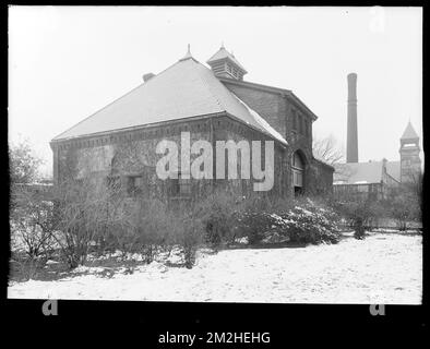 Dipartimento di distribuzione, Chestnut Hill Reservoir, stalla in pietra, vista laterale e frontale verso Chestnut Hill High Service Pumping Station, Brighton, Mass., 27 novembre 1920 , lavori d'acqua, stalle animali che abitano Foto Stock