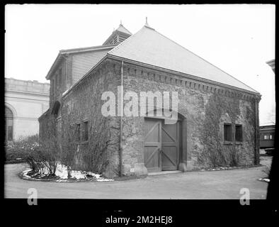 Dipartimento di distribuzione, Chestnut Hill Reservoir, pietra stabile, vista laterale e posteriore guardando verso Chestnut Hill Low Service Pumping Station, Brighton, Mass., 27 novembre 1920 , lavori d'acqua, stalle animali che abitano Foto Stock