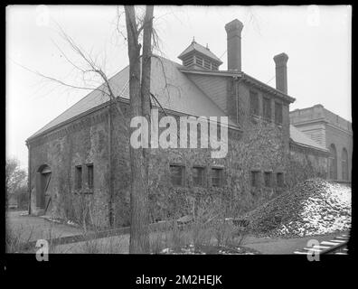 Dipartimento di distribuzione, Chestnut Hill Reservoir, stalla in pietra, vista laterale e frontale verso Chestnut Hill Low Service Pumping Station, Brighton, Mass., 27 novembre 1920 , lavori d'acqua, stalle animali che abitano Foto Stock