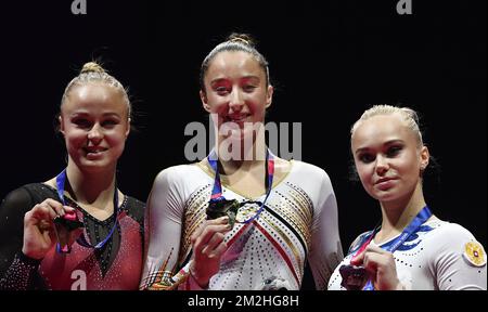 Medaglia d'argento svedese Jonna Adlerteg, medaglia d'oro belga Nina Derwael e medaglia di bronzo russa Angelina Melnikova festeggiano sul podio dopo la finalissima sbarra femminile in occasione della ginnastica artistica ai Campionati europei di Glasgow, Scozia, domenica 05 agosto 2018. I campionati europei di diversi sport si terranno a Glasgow dal 03 al 12 agosto. FOTO DI BELGA ERIC LALMAND Foto Stock