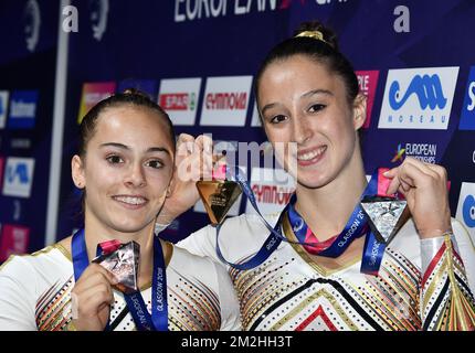 La medaglia d'argento belga Axelle Klinckaert e la medaglia d'oro e d'argento belga Nina Derwael propongono per il fotografo alla manifestazione di ginnastica artistica ai Campionati europei di Glasgow, Scozia, domenica 05 agosto 2018. I campionati europei di diversi sport si terranno a Glasgow dal 03 al 12 agosto. FOTO DI BELGA ERIC LALMAND Foto Stock