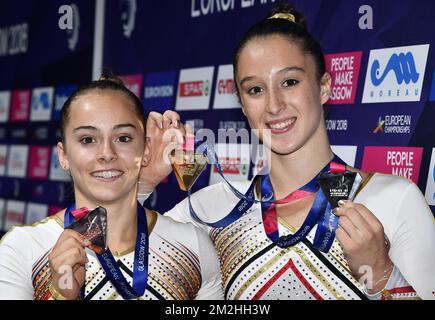 La medaglia d'argento belga Axelle Klinckaert e la medaglia d'oro e d'argento belga Nina Derwael propongono per il fotografo alla manifestazione di ginnastica artistica ai Campionati europei di Glasgow, Scozia, domenica 05 agosto 2018. I campionati europei di diversi sport si terranno a Glasgow dal 03 al 12 agosto. FOTO DI BELGA ERIC LALMAND Foto Stock