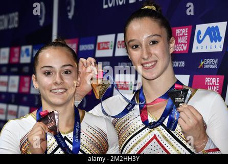 La medaglia d'argento belga Axelle Klinckaert e la medaglia d'oro e d'argento belga Nina Derwael propongono per il fotografo alla manifestazione di ginnastica artistica ai Campionati europei di Glasgow, Scozia, domenica 05 agosto 2018. I campionati europei di diversi sport si terranno a Glasgow dal 03 al 12 agosto. FOTO DI BELGA ERIC LALMAND Foto Stock