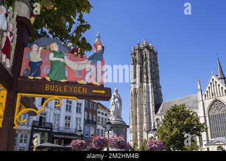 Busleyden e il St. Cattedrale di Rumbold / Sint-Romboutskathedraal nella città Mechelen / Malines, Provincia di Anversa, Fiandre, Belgio | Panneau indicateur et la cathédrale Saint-Rombaut dans la ville Malines, Belgique 06/08/2018 Foto Stock