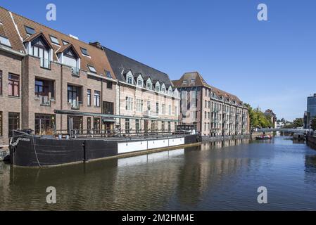 Taverna / ristorante De Kraanbrug e via navigabile interna Dijlemeeuw sul fiume Dijle nella città Mechelen / Malines, Anversa, Fiandre, Belgio | Ristorante De Kraanbrug et bateau Dijlemeeuw sur la Dyle à Malines, Belgique 07/08/2018 Foto Stock