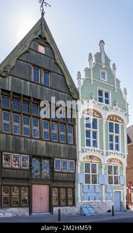 Facciate del 16th ° e 17th ° secolo di case borghesi Den Duivel e Het Paradijs a Haverwerf in città Mechelen / Malines, Fiandre, Belgio | Les maisons le Diable et le Paradis au Haverwerf dans la ville Malines, Belgique 07/08/2018 Foto Stock