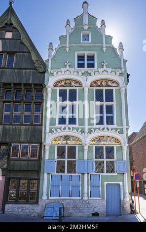 Facciate del 16th ° e 17th ° secolo di case borghesi Den Duivel e Het Paradijs a Haverwerf in città Mechelen / Malines, Fiandre, Belgio | Les maisons le Diable et le Paradis au Haverwerf dans la ville Malines, Belgique 07/08/2018 Foto Stock