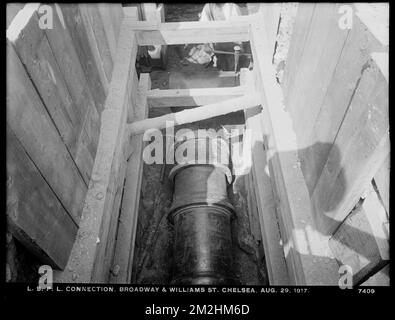 Servizio di distribuzione, linee di tubazioni a basso servizio, collegamento a Broadway e Williams Street, Chelsea, Mass., 29 agosto 1917 , acquedotti, condotti di tubi, cantieri edili Foto Stock