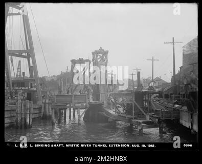 Dipartimento di distribuzione, Low Service Pipe Lines, Mystic River tunnel extension, sinking shaft, Charlestown, Mass., 10 agosto, 1912 , opere d'acqua, gallerie d'acqua, cantieri edili Foto Stock