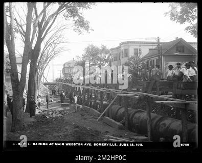 Dipartimento di distribuzione, Low Service Pipe Lines, sollevando 48 pollici principale Webster Avenue, Somerville, Mass., 14 giugno 1911 , acquedotti, condotti di tubi, cantieri edili Foto Stock