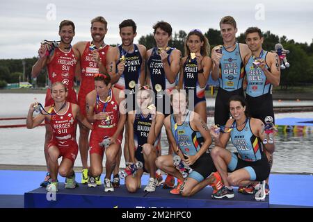 Medaglia d'argento, squadra svizzera con Sylvain Fridelance, Nicola Spirig, Andrea Salvisberg e Lisa Berger, vincitrice della medaglia d'oro squadra francese con Dorian Coninx, Cassandra Beaugrand, Pierre le Corre e Leonie Periault e medaglia di bronzo triatleta belga Marten Van Riel, triatleta belga Valerie Barthelemy, Il triatleta belga Jelle Geens e il triatleta belga Claire Michel festeggiano dopo l'evento di triathlon Mixed Team Relay ai Campionati europei di Glasgow, Scozia, sabato 11 agosto 2018. I campionati europei di diversi sport si terranno a Glasgow dal 03 al 12 agosto. BELGA PHO Foto Stock