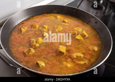 Padella per paelle con verdure, ingredienti e carne a temperatura ambiente, in assenza di aggiunta di riso. Foto Stock